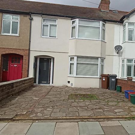 Charming 3-Bedroom Family Home London Exterior photo