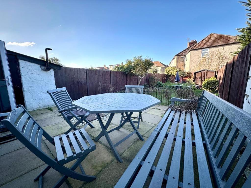 Charming 3-Bedroom Family Home London Exterior photo